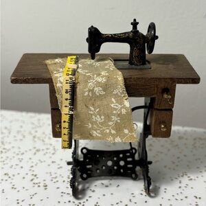 Miniature sewing machine decor piece
